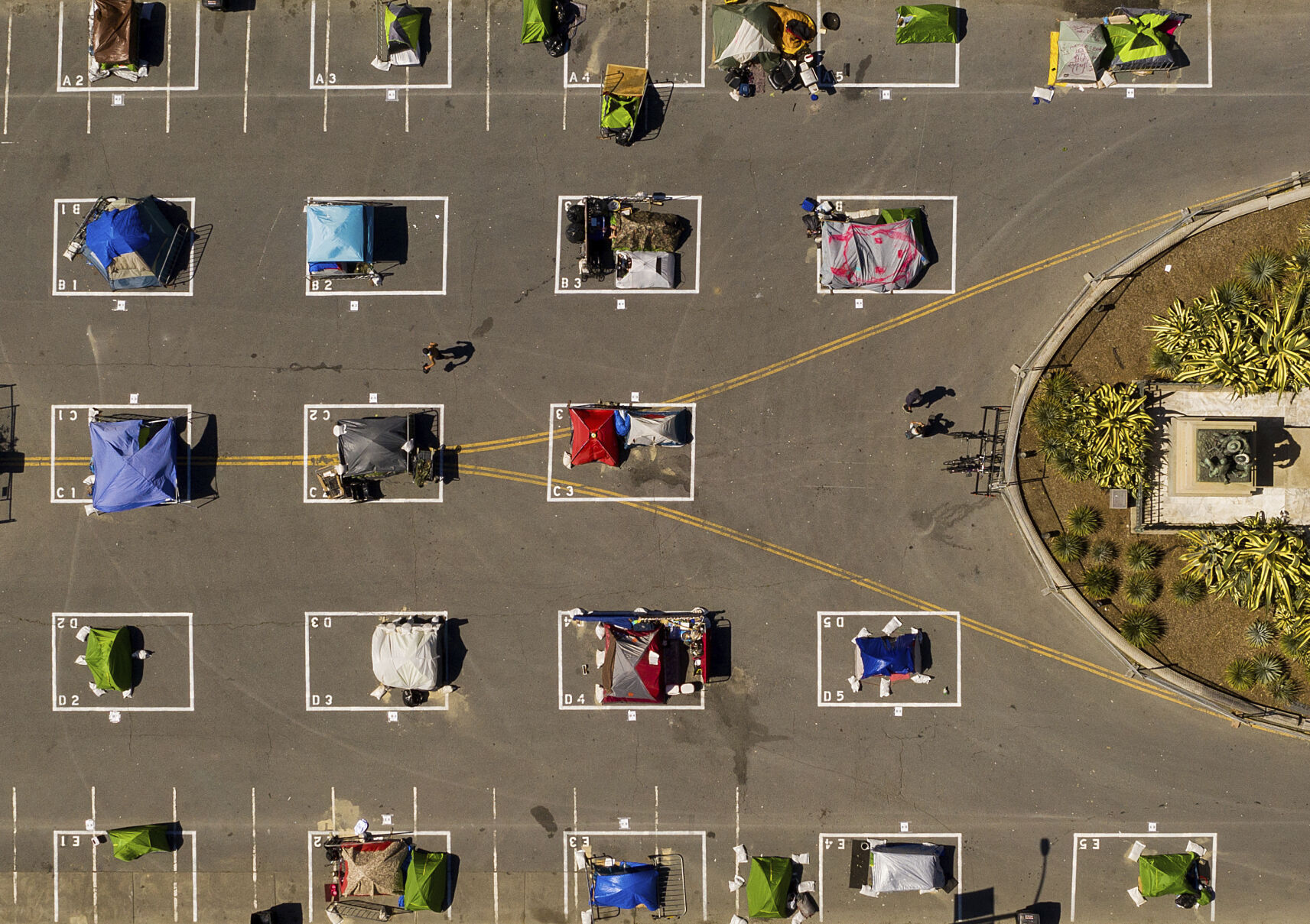 Virus Outbreak Half Million Dead Photo Gallery